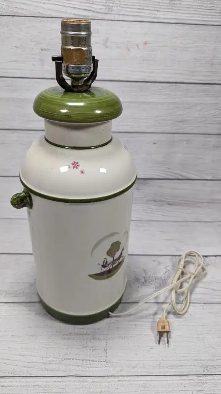 Vintage 16" x 6" Porcelain Crock Style Table Lamp / Works! / ₿ in Home Décor & Accents in Ottawa - Image 2