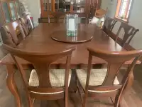 Table de salle à manger avec 8 chaises