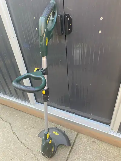 Get your lawn looking sharp with this used Yardworks trimmer! It features a 120V motor and a 14-inch...
