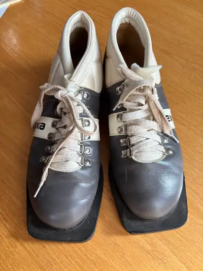 3 pin cross country ski boots , ? Size 6 ladies, View more