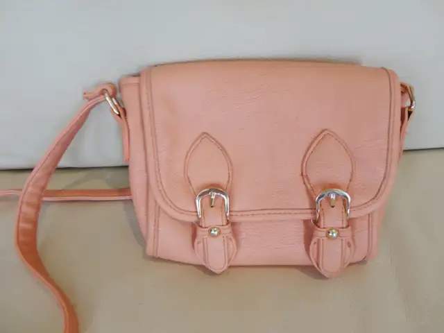 Selling 2 Women's Purses and 1 Women's Wallet -See prices in ad in Women's - Bags & Wallets in Kitchener / Waterloo - Image 5