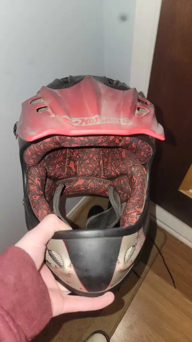 Hot wheels helmet in Clothing, Shoes & Accessories in Moncton - Image 2