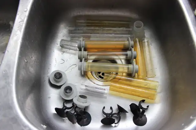 4x Used Egg Tumblers in Fish for Rehoming in London - Image 3