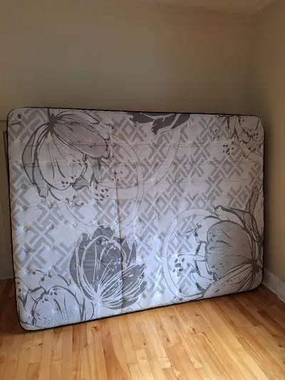 Matelas et box de grandeur Queen, View more