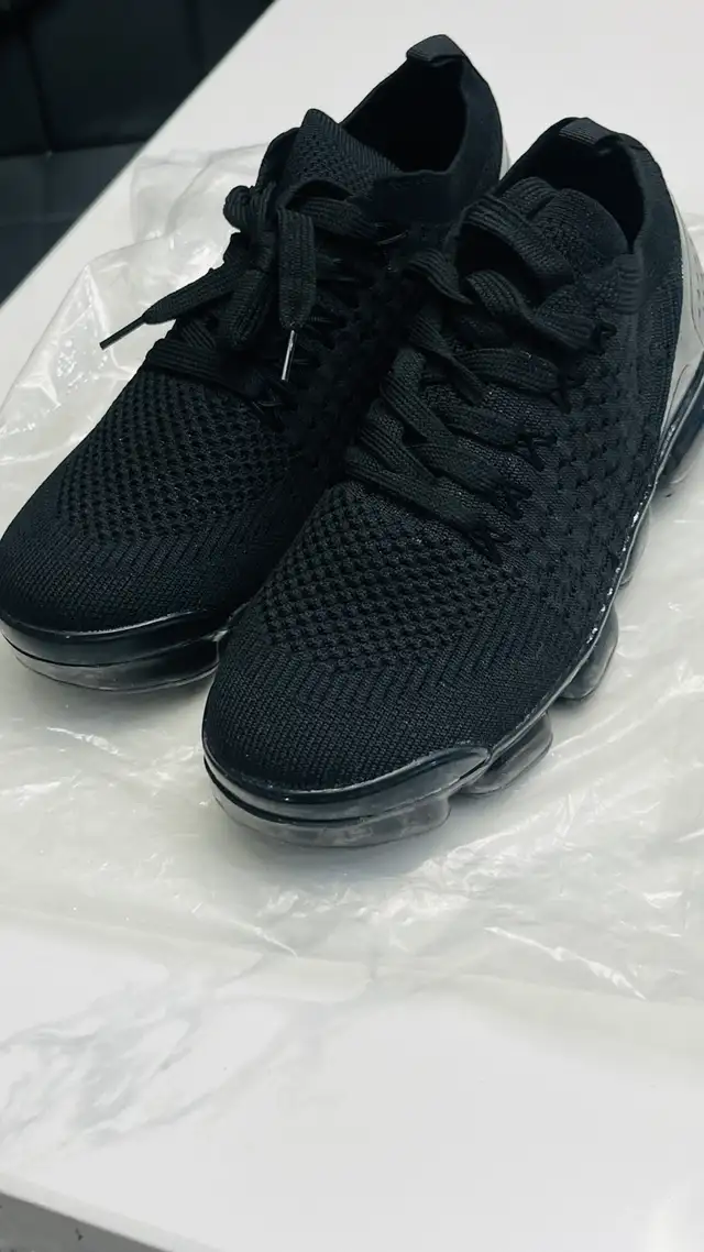 Unisex-Black Shoes-Size 7/8 in Men's Shoes in Mississauga / Peel Region - Image 4