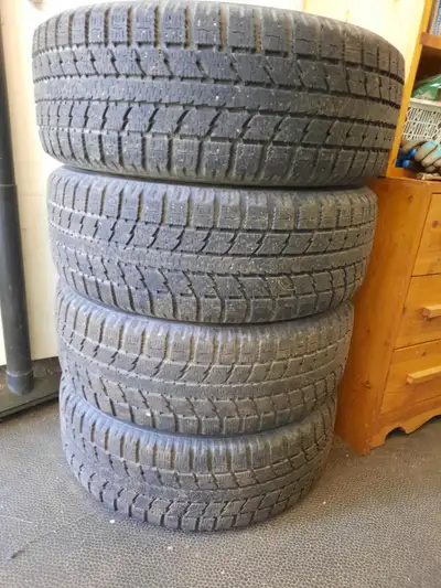 Excellente condition monté sur jantes en acier avec 4 enjoliveurs de roues Toyota. Année 2016 Raison...