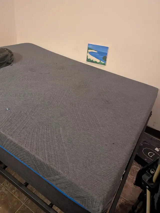 Title: Queen Size Memory Foam Mattress  – Excellent Condition –  in Beds & Mattresses in Vancouver - Image 4