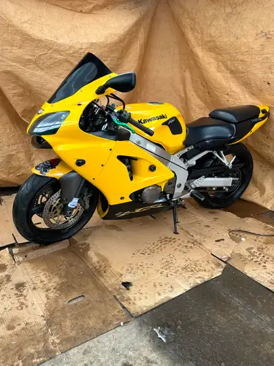 2002 Kawasaki Ninja ZX-6R. New battery, new fuel lines, new fuel filter and new fuel pump. Carbs set...