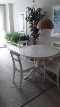 Table ronde blanche avec rallonge Ikea, avec deux chaises