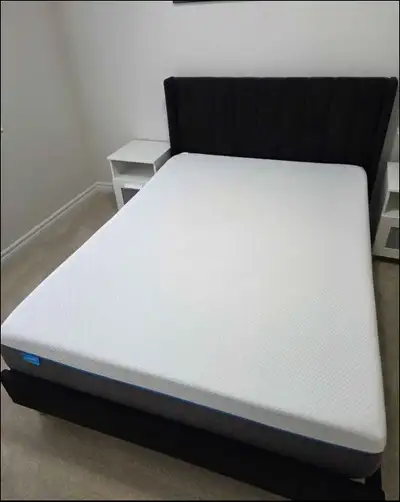 Lit Queen size neuf avec matelas et tables de chevet à vendre !, View more
