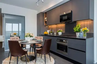 Brand New Waterfront Condo with Breathtaking Views Of The City. Luxurious 824 Sqft Unit With 2 Bed,...