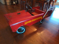 Vieux jouet pedal car pompier des années 60 
