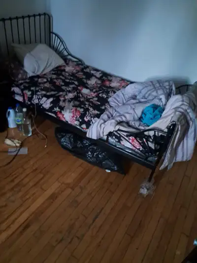 Bonjour, J'ai une chambre fermée pas de fenêtre à louer à partir le 01 août. Elle est 8 minutes de l...