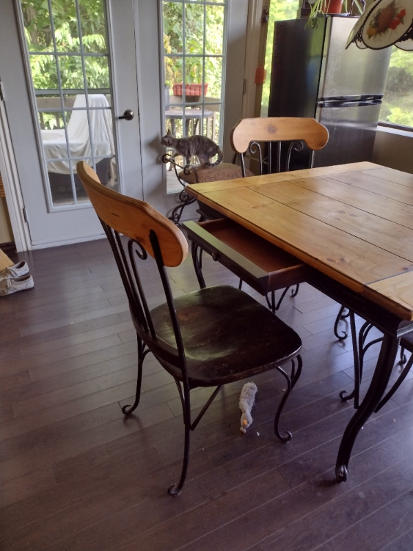 Table de cuisine de style vintage à vendre | Mobilier de salle à manger et  cuisine | Laurentides | Kijiji