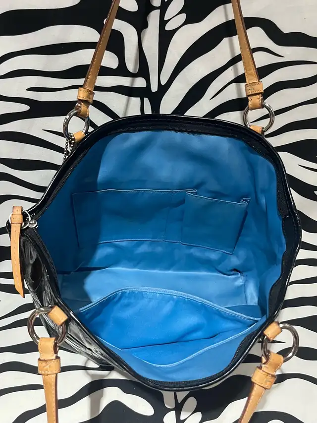 Black Vintage Coach Bag in Women's - Bags & Wallets in City of Toronto - Image 9