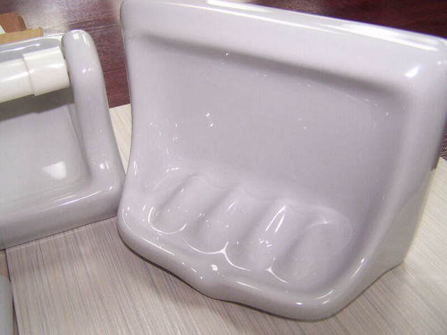 Accessoires pour salle de bain gris porcelaine  / Neufs dans Articles pour la salle de bains  à Granby - Image 2