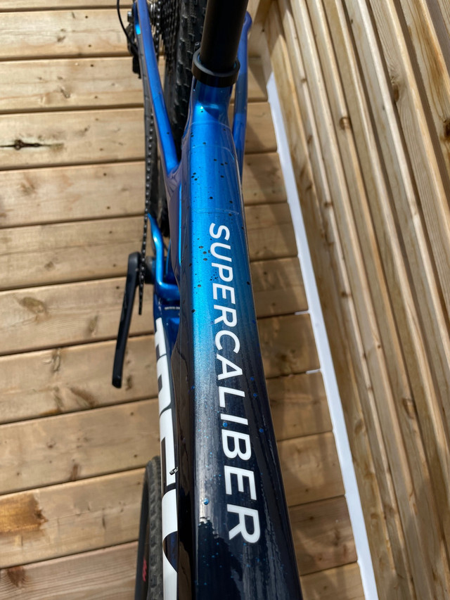 Trek Supercaliber 9.9 XTR 2023 size S in Mountain in Banff / Canmore - Image 2
