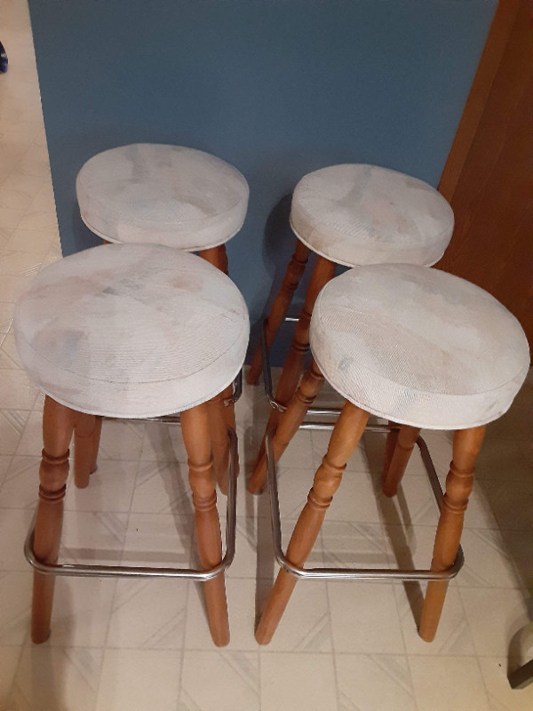 Wood counter stools in Chairs & Recliners in Quesnel - Image 3