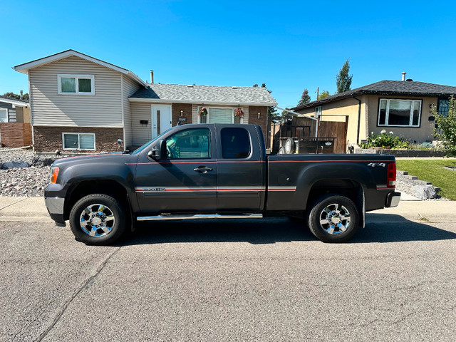 2011 GMC 2500 HD Duramax 4x4 in Cars & Trucks in Calgary