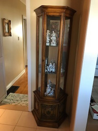 Curio cabinet with 7 figurines