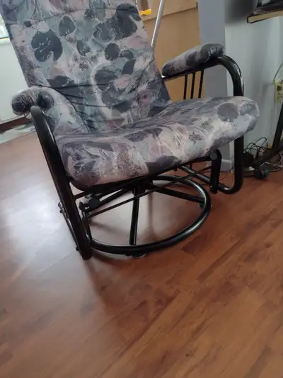 Chaise berçante, pichet et filtres Brita, coussins, View more