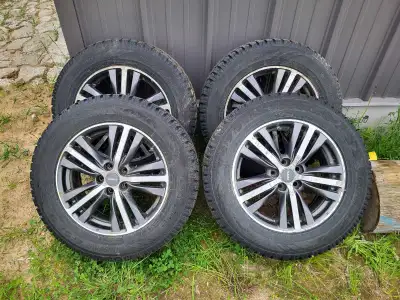 Mags 18po avec TPMS, était sur un Nissan Murano, bolt pattern 5x114.3mm. Pneus d'hiver 235/65R18 Toy...