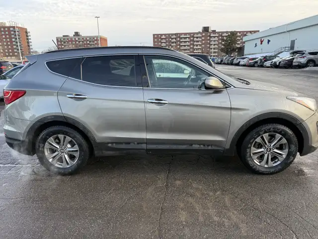 Hyundai Sante Fe 2015 AWD in Cars & Trucks in City of Montréal - Image 4