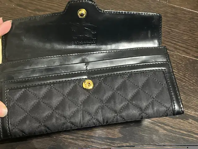 Burberry quilted wallet in Women's - Bags & Wallets in Mississauga / Peel Region - Image 8
