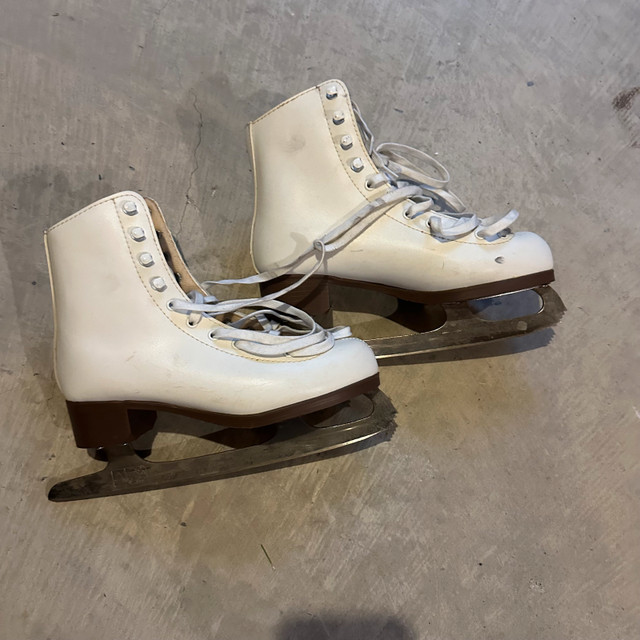 women's size 6 ice skates in Skates & Blades in Yarmouth