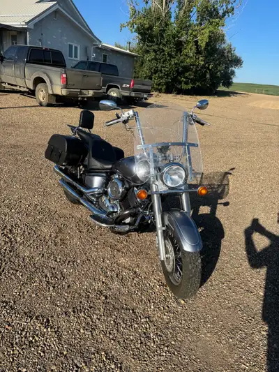2003 Yamaha V-Star 1100 classic 35’500kms Front and rear tires and tubes new in July 2025 Vance and...