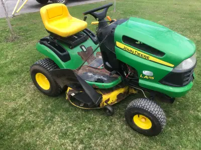 Tracteur à pelouse John Deere LA 115 , 19.5 hp , moteur Briggs Stratton , batteries neuves juin 2025...