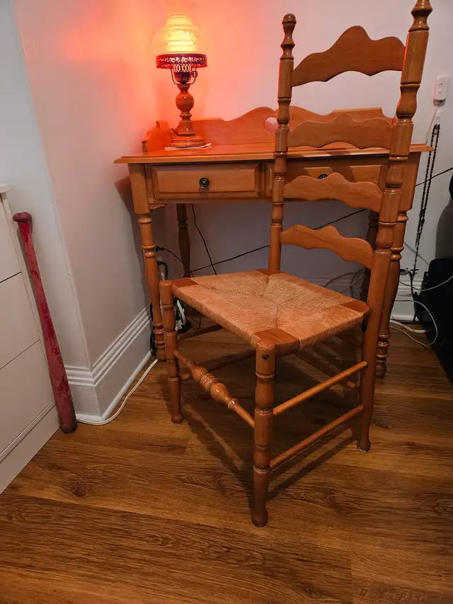 ensemble pupitre et chaise colonila Roxton in Desks in Edmundston - Image 9