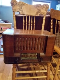 Très vieux radio à batterie de marque PHONOLA