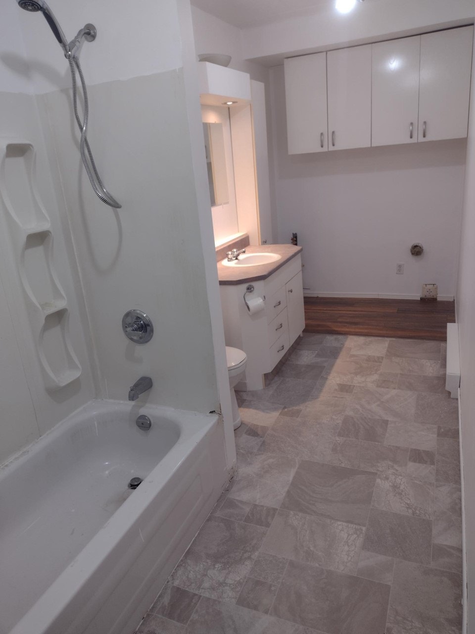 Saint-Guillaume;  5 1/2 , 1er étage, hydro au frais du locataire — photo 3