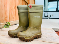 Dunlop's winter rubber Boots for Women Size  6 Cad, 7 U