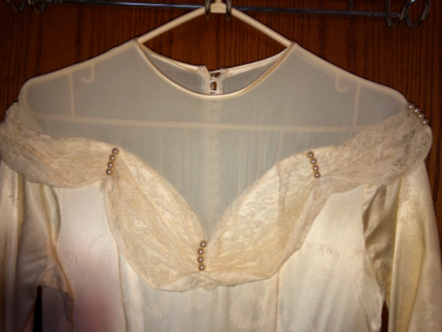 Vintage Satin & Lace Wedding Gown in Arts & Collectibles in Edmonton - Image 3