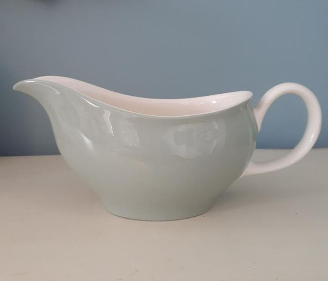 Vintage Wedgwood Barlaston Green England Gravy Boat - retired in Arts & Collectibles in Markham / York Region