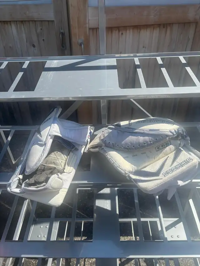 Simmons E56 Goalie Glove and Blocker in Hockey in City of Toronto - Image 3