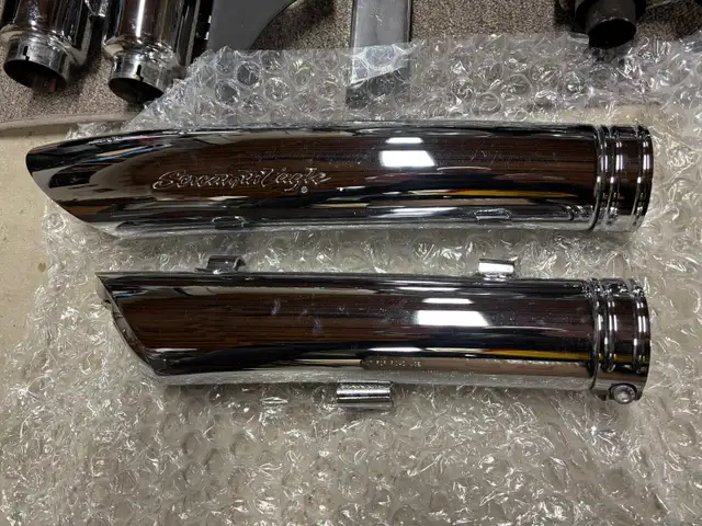 2006 Harley Davidson Vrod tins and other parts in Motorcycle Parts & Accessories in Sudbury - Image 9