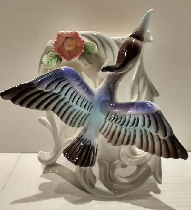 Wall pocket vase flying bird in Arts & Collectibles in Ottawa - Image 2