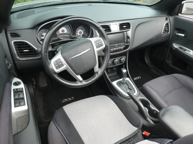 2013 Chrysler 200 Convertible in Cars & Trucks in Ottawa - Image 4