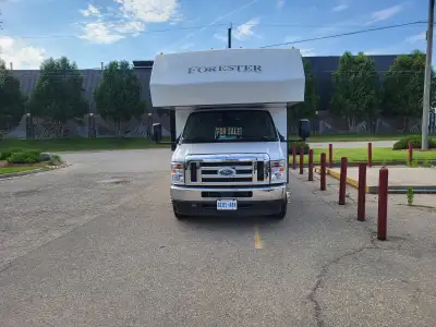 Selling a 2021 Ford E450 motorhome. This motorhome has a walkway through with the slide out in so yo...