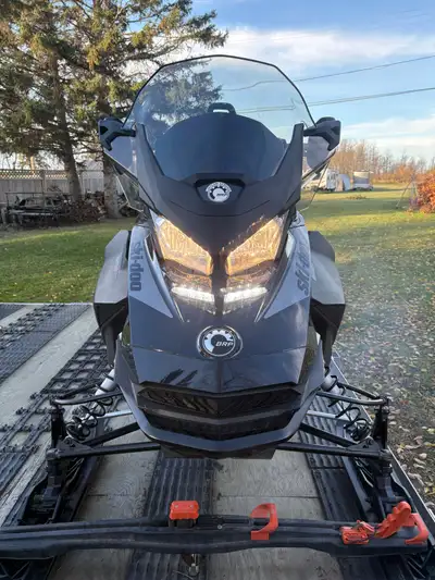 This is a mature one owner sled that has been well looked after. All service completed by Lintlaw Se...