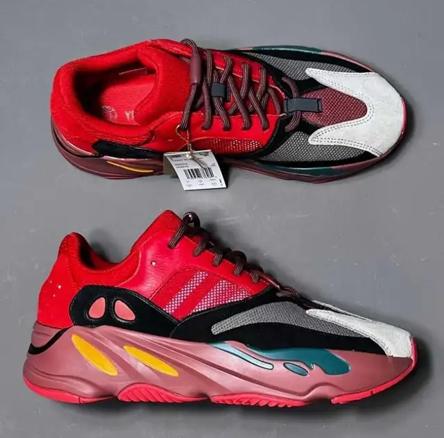 YEEZY 700 V1 "HI-RES RED" SIZE 11 in Men's Shoes in Mississauga / Peel Region - Image 5