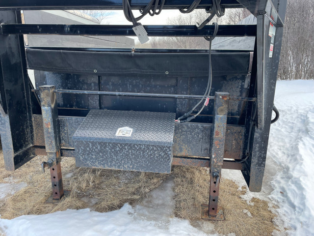 Selling 2014 Diamond C  16’ GN dump trailer  in Cargo & Utility Trailers in Saskatoon - Image 3