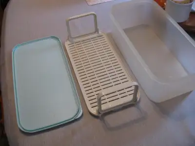 A vintage Tupperware vegetable / server container. A nice large size 15 x 7.5 and 4''deep. No cracks...