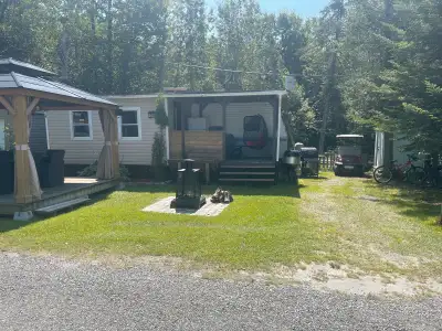 Roulotte familiale (5 lits) au camping Prévert, à l’entrée du boisée. Aucun voisin a l’arrière, face...