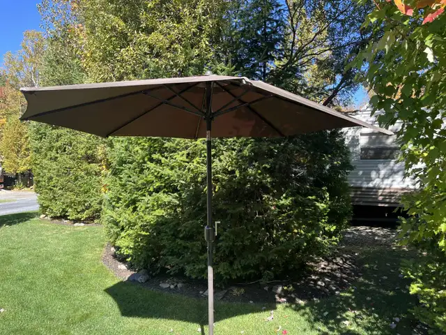 Granby : Grand Parasol avec pied robuste en fonte in Patio & Garden Furniture in Granby - Image 5