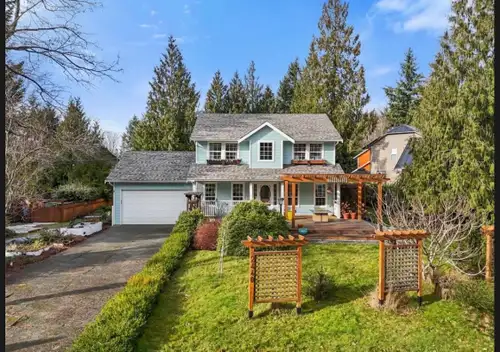 Fully updated home near both sea & lake. Three bedroom + den, 2.5 baths, in an 1800 sq ft home. Mits...