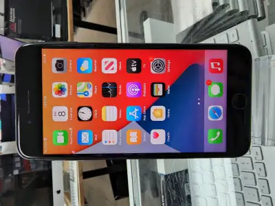 Apple iphone 8 + 64gb Unlock Good Condition Garantie, Chargeur inclus Disponible au 1468 Cote Vertu...
